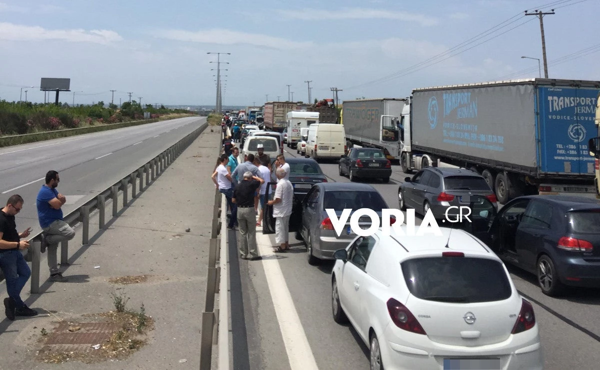 Πρόσφυγες απέκλεισαν την Εγνατία Οδό – Ουρές χιλιομέτρων